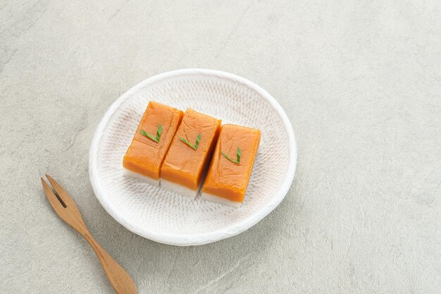 Kue Talam Ubi, Indonesische traditionele snack gemaakt van zoete aardappel, bloem en kokosmelk.