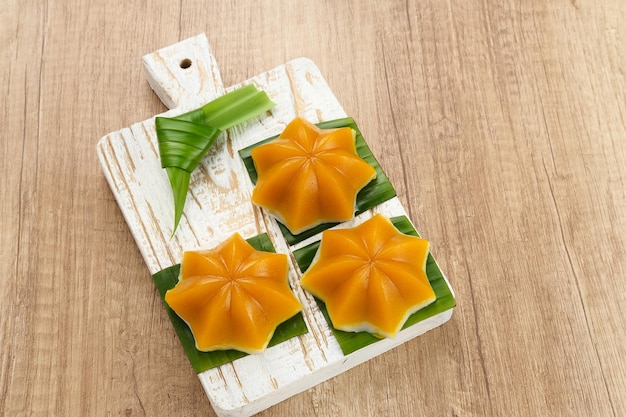 Kue Talam Ubi, Indonesische traditionele snack gemaakt van zoete aardappel, bloem en kokosmelk.