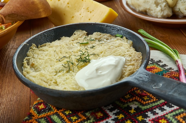 Kugelis, aardappelpudding, Litouwse keuken, Baltische traditionele geassorteerde gerechten, bovenaanzicht.