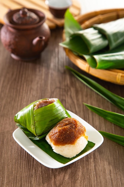 Kuih Pulut inti traditioneel Maleisisch Nyonya zoet dessert Het is gemaakt van gestoomde kleefrijst met kokosmelk en gegeten met kokosvulling