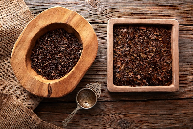 Kukicha and Bancha tea on wood table