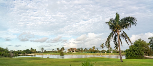 Foto campo da golf di kukulcan blvd nel gioco del resort di lusso di cancun in messico