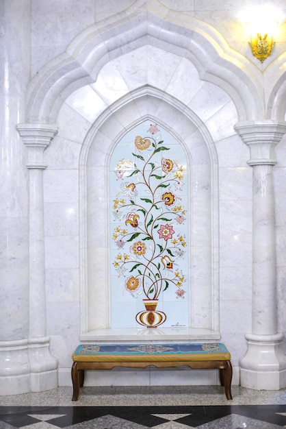 Kul Sharif moskee, interieur, witte tegelmuur met prachtige florale ornamenten