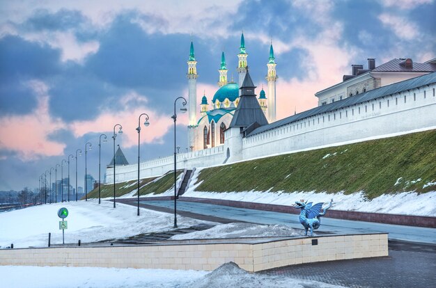 Moschea kul sharif, mura e torri del cremlino a kazan in una sera di primavera