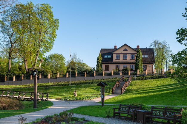 Kuldiga Old Town Park met wandelpaden en aangrenzende gebouwen Letland