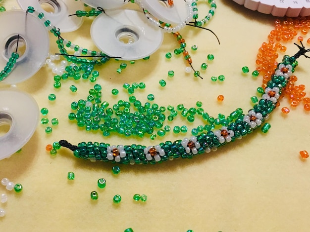 Фото Браслет из бусин кумихимо в традиционных ирландских цветах на день святого патрика