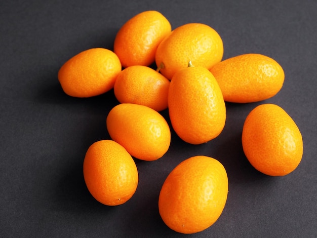 Kumquat of cumquat op zwarte achtergrond