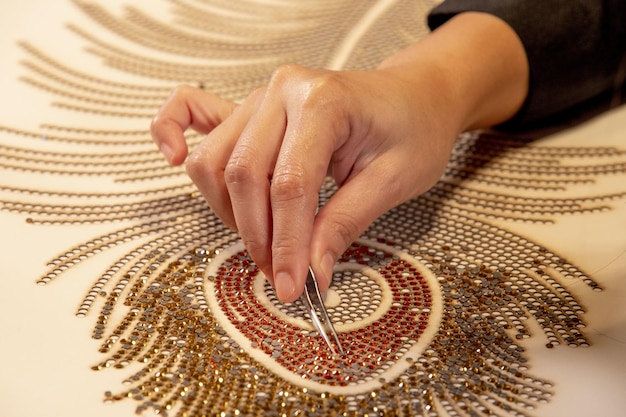 Foto pietre di kundan utilizzate per la fabbricazione di gioielli, ricami e artigianato