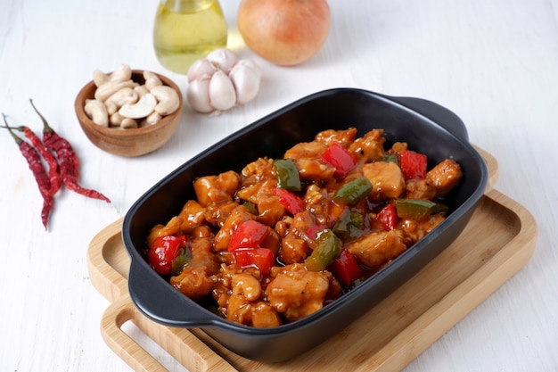 Foto kung pao pollo saltato in padella piatto tradizionale cinese del sichuan