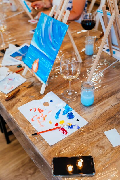 Foto kunst- en wijnworkshop canvas en kurk artistiek samenzijn met wijn