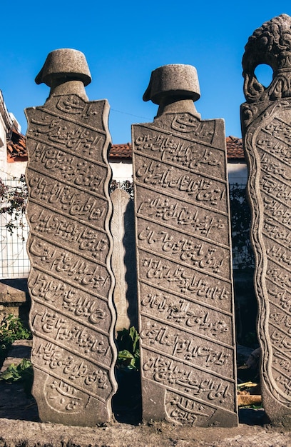 Kunst in steen van het Ottomaanse graf op de begraafplaats