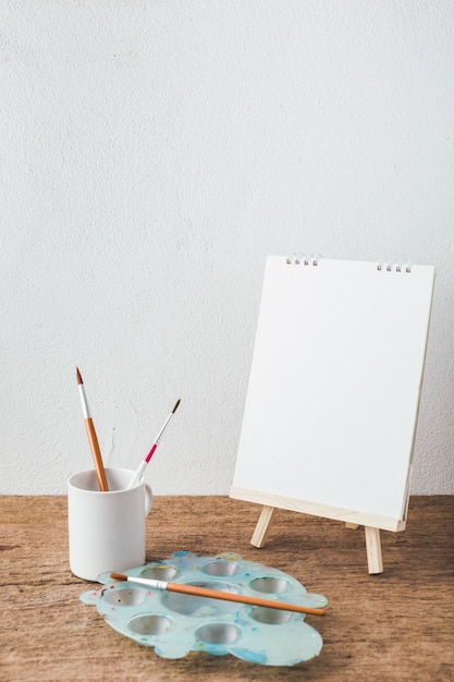 Kunstbenodigdheden op houten tafel