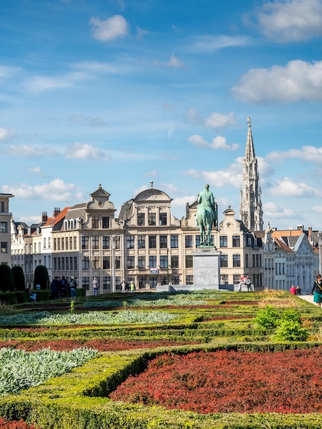 Kunstberg met de torenspits van het stadhuis in de verte onder bewolkte hemel in Brussel België