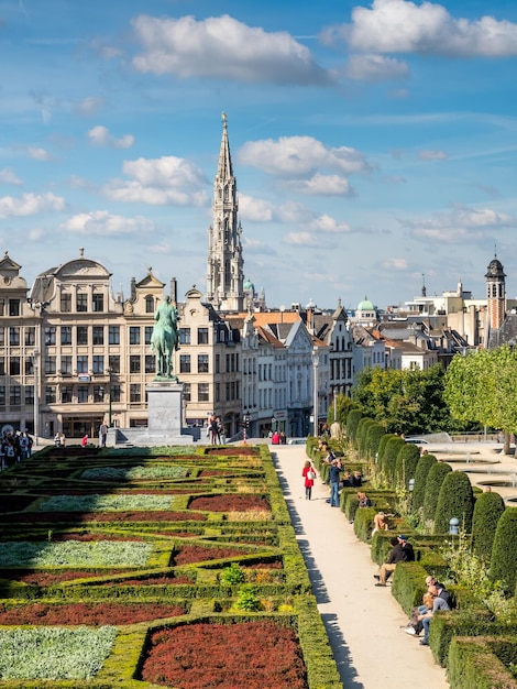 Kunstberg met de torenspits van het stadhuis in de verte onder bewolkte hemel in Brussel België