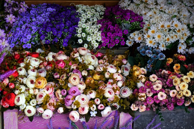 Foto kunstbloemen in klassieke vazen