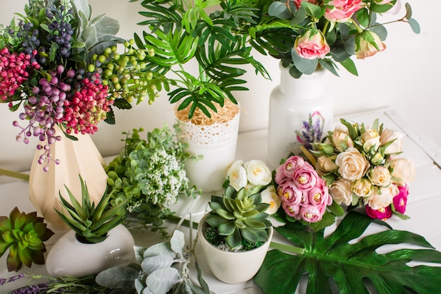 kunstbloemen op een witte achtergrond, woondecoratie