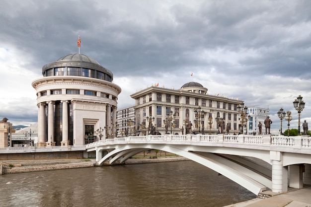 Kunstbrug over de rivier de Vardat in Skopje