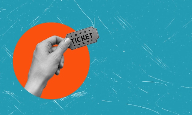 Kunstcollage hand met ticket op blauwe achtergrond met ruimte voor tekst