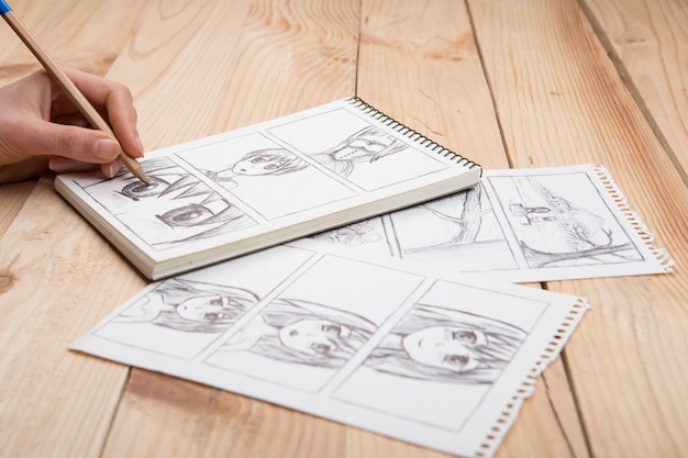 Foto kunstenaar die een anime-stripboek tekent in een studio