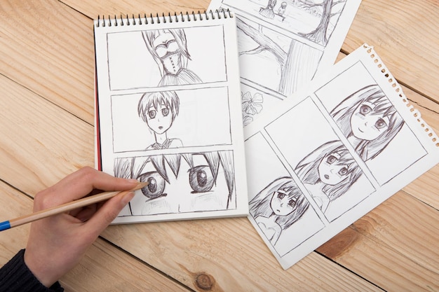 Foto kunstenaar die een anime-stripboek tekent in een studio