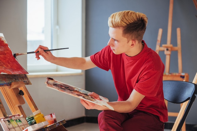 Kunstenaar die een foto in een studio schildert