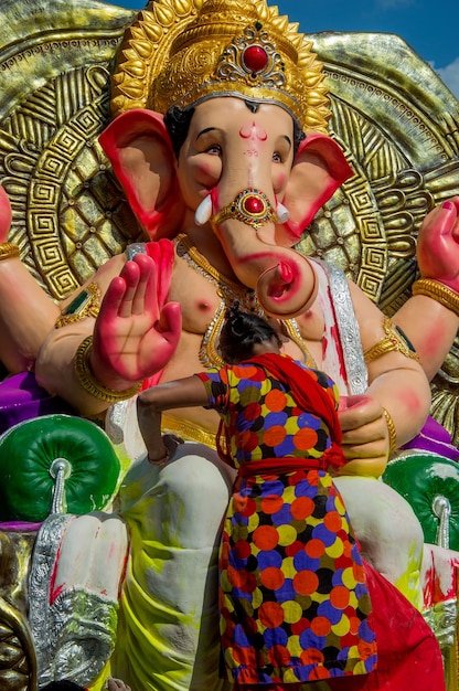 Kunstenaar die een standbeeld maakt en de laatste hand legt aan een idool van de hindoegod Lord Ganesha in een workshop van een kunstenaar voor Ganesha-festival