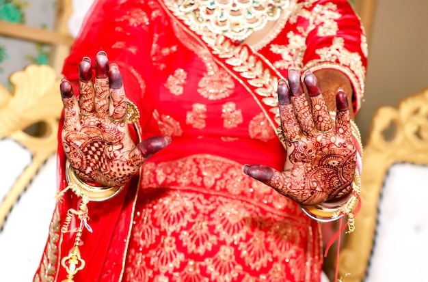 Kunstenaar die henna-tatoeage op vrouwenhanden toepast. Mehndi is traditionele Indiase decoratieve kunst. Detailopname