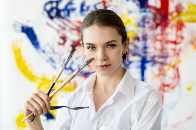 Foto kunstenaar portret schilderen kunst vrouw penselen