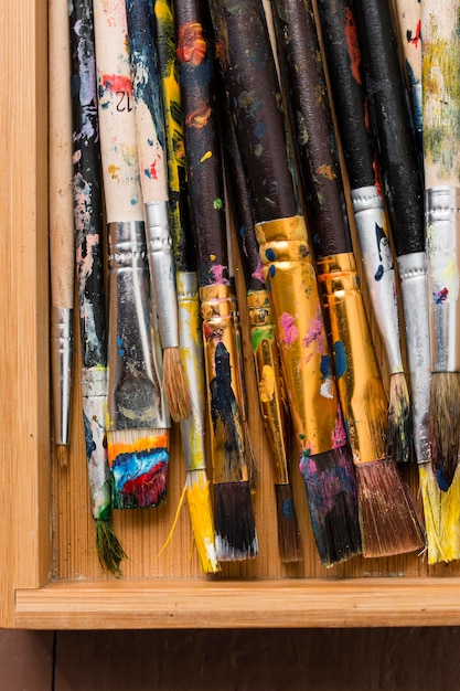 Foto kunstenaar rekwisieten collectie op tafel