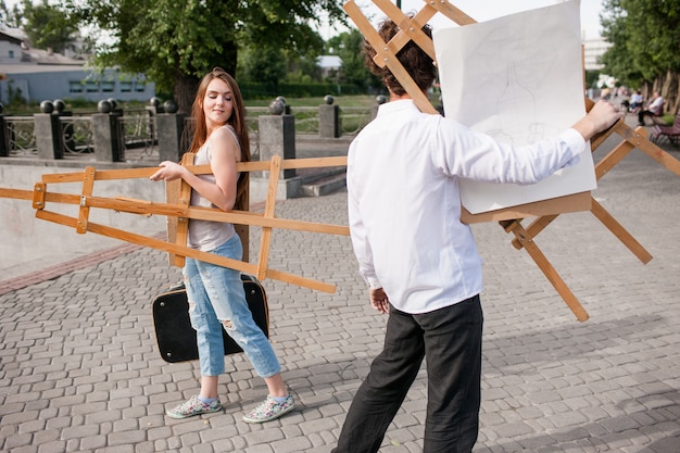 Kunstenaar stad levensstijl partners beroep flirt concept. Het begin van de werkdag. Op zoek naar pittoreske locaties