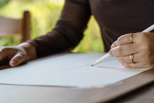Kunstenaar tekenen door potlood vrouw tekenen schetsen Kunst schilderen voor beginners hobby kunsttherapie