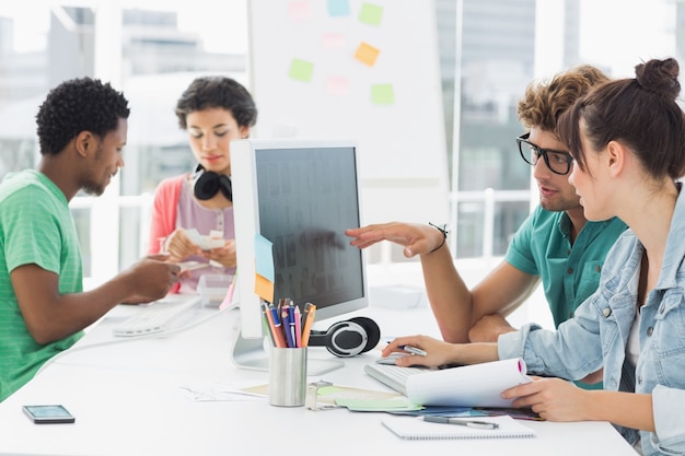 Kunstenaars die bij bureau in creatief bureau werken