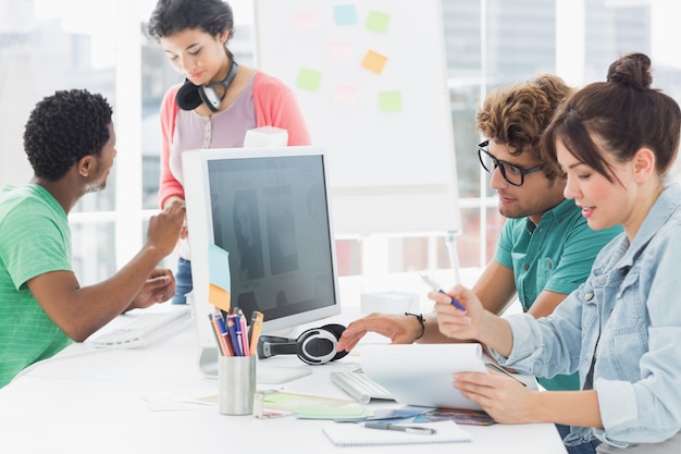 Kunstenaars die bij bureau in creatief bureau werken