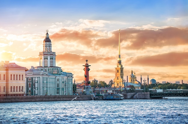 Kunstkammer, Rostral column, Peter en Paul Fortress en de Palace Bridge over de rivier de Neva in Sint-Petersburg in de stralen van de ondergaande zon