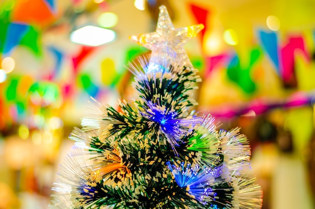 Kunstkerstboom in de supermarkt.