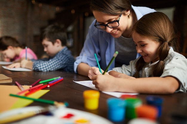 Kunstleraar werken met kinderen