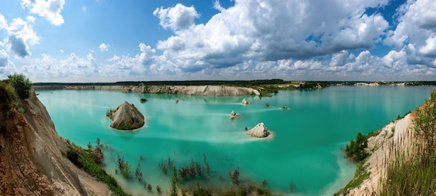 Kunstmatig meer in een krijtgroeve met turkooizen achtergrond van het heldere water in het zomerseizoen in de buitenlucht Technogene bergen gevormd tijdens krijtmijnbouw Panoramisch uitzicht