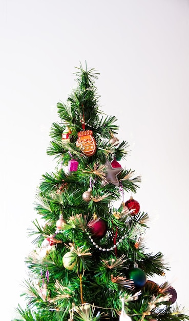 Kunstmatige kerstboom in een interieur versierd met ballen en speelgoed