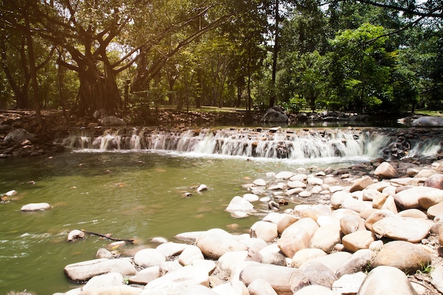 Kunstmatige waterval in het park