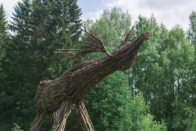 kunstobject tuin decoratie eland beeldhouwwerk gemaakt van takken