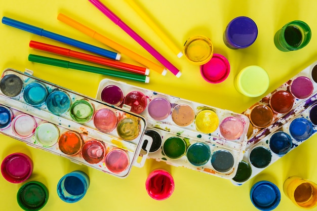 Kunstpenselen en verf van waterverf voor de kunstenaar en creativiteit op school