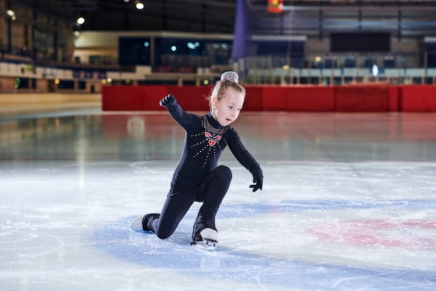 Kunstschaatsen Klein meisje