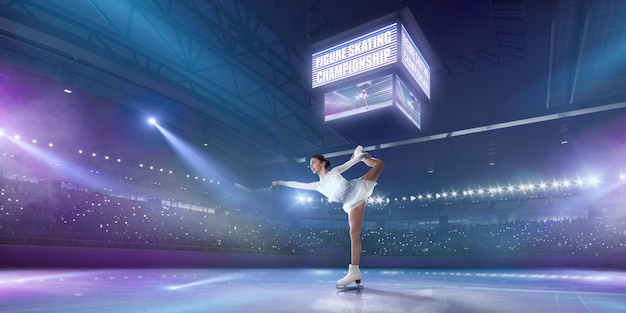 Kunstschaatseres in de ijsarena.