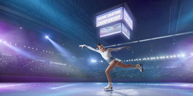 Kunstschaatseres in de ijsarena.