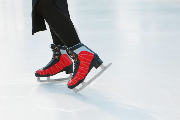 Kunstschaatsster op ijs het meisje schaatst ijs onder de blote hemel