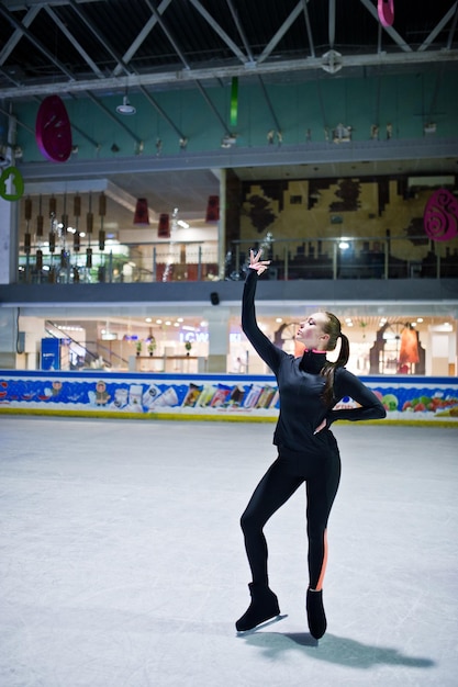 Kunstschaatsster vrouw op ijsbaan
