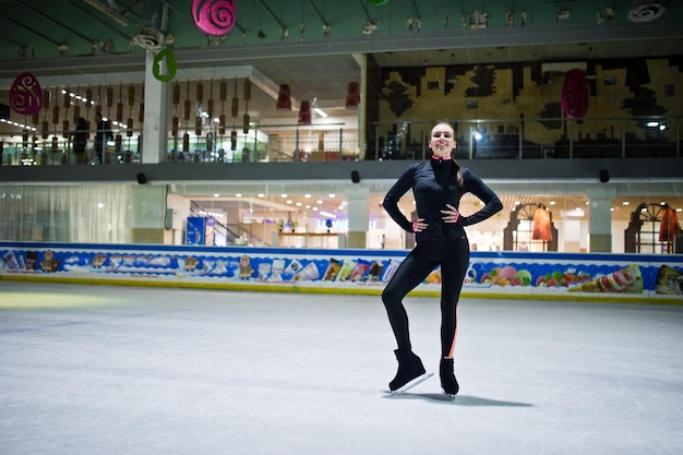 Kunstschaatsster vrouw op ijsbaan