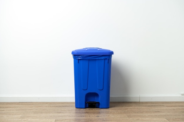 Foto kunststof afvalbak met deksel in de kamer