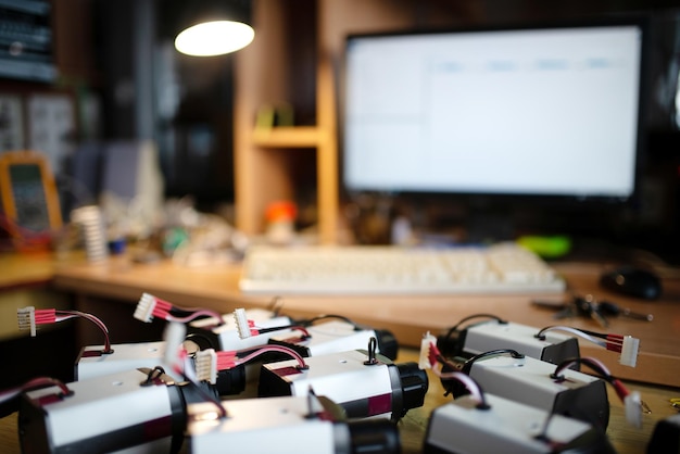 Kunststof behuizingen voor elektronische apparaten met kabels en USB-connectoren voor TFT-monitoren op tafel in de werkplaats van de productiefabriek, extreme close-up