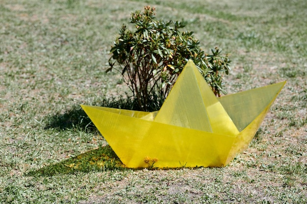 Kunststof geel scheepsgroen gras in openbaar park atmosferisch surrealistisch kunstsymbool natuurinteractie